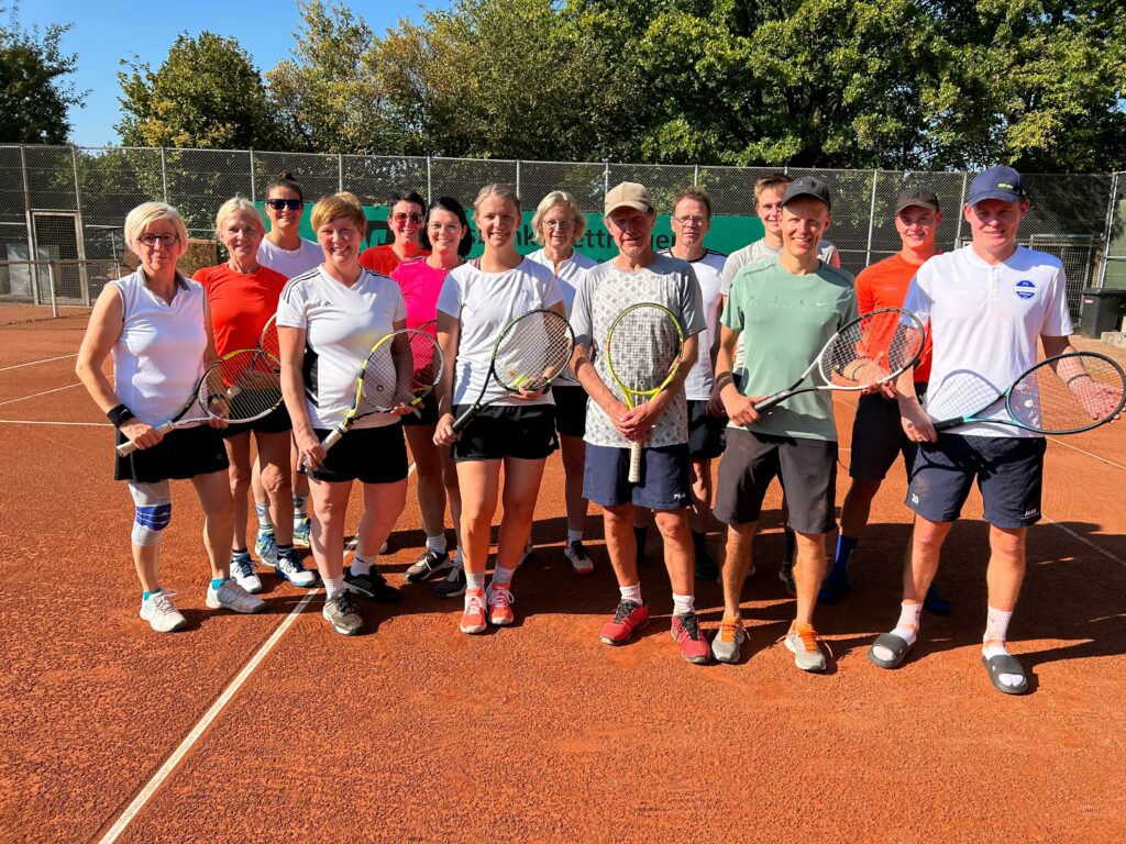 Großer Andrang auf der Tennisanlage. Bei strahlendem Sonnenschein lieferten sich die Finalisten spannende Matches.